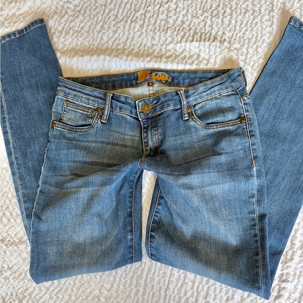 Low Rise 2000s Light Wash Slim Straight Bootcut Jeans KUT From the Kloth